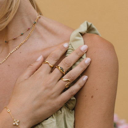 Anillo de onda de oro de 18 quilates