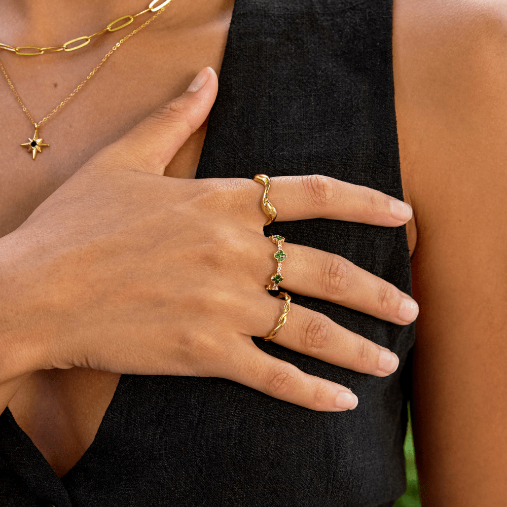 Anillo de onda de oro de 18 quilates