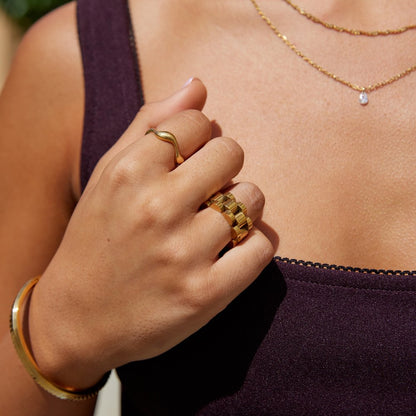 Anillo de onda de oro de 18 quilates