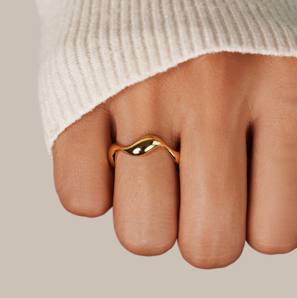 Anillo de onda de oro de 18 quilates