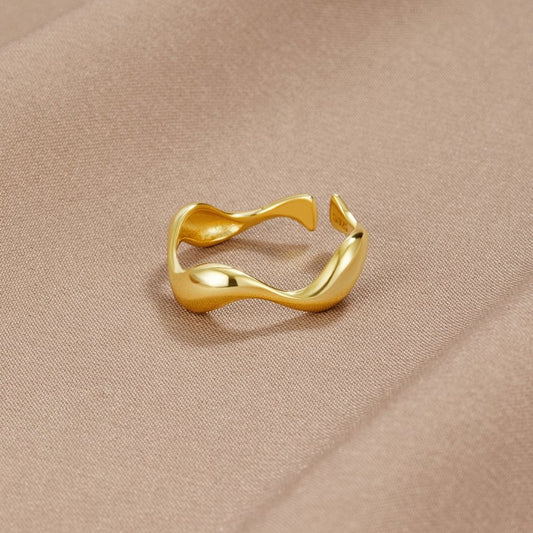 Anillo de onda de oro de 18 quilates