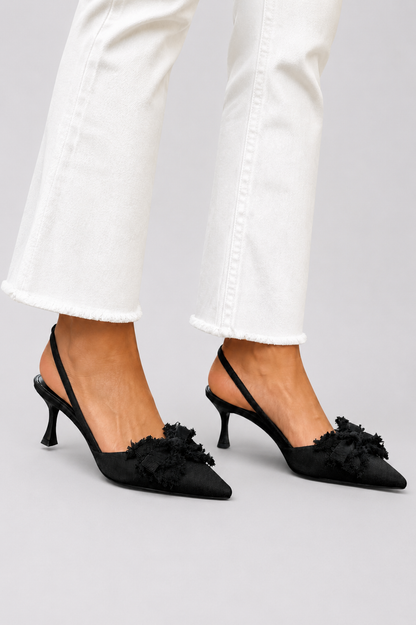 Zapato de Tacón con Flor y Punta Fina