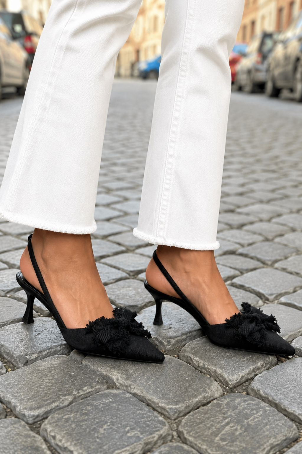 Zapato de Tacón con Flor y Punta Fina