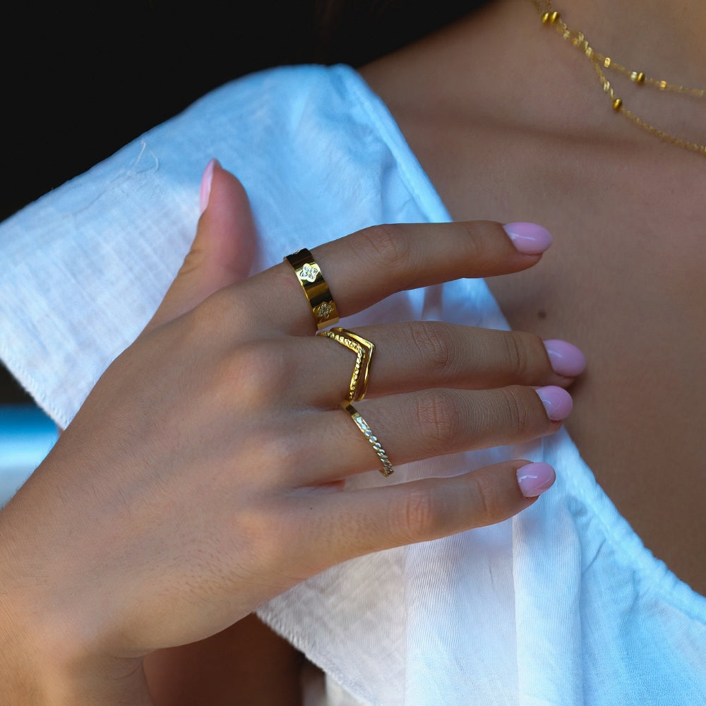 Anillo de banda de trébol de cristal dorado