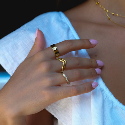 Anillo de banda de trébol de cristal dorado