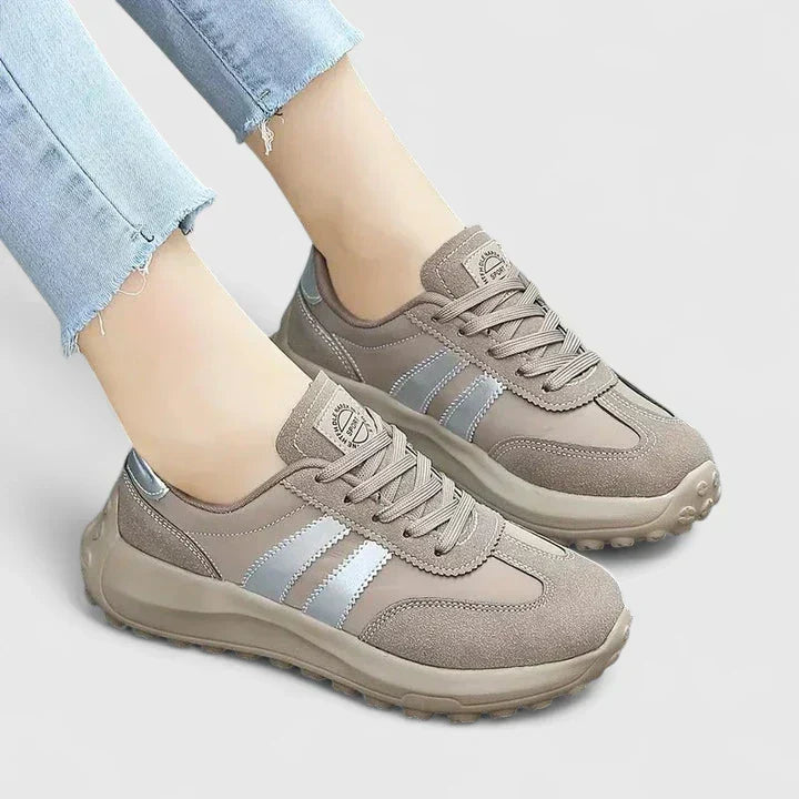 Zapatilla Ortopédica Gris con Acabado Brillante