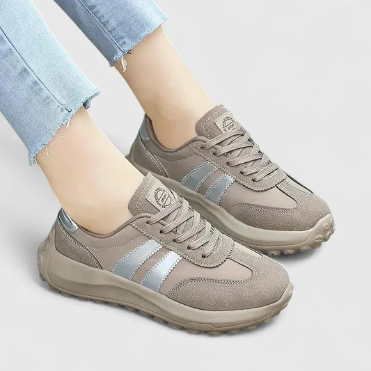 Zapatilla Ortopédica Gris con Acabado Brillante