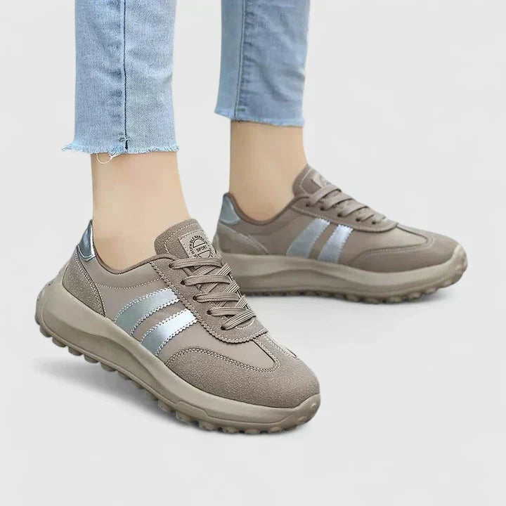 Zapatilla Ortopédica Gris con Acabado Brillante