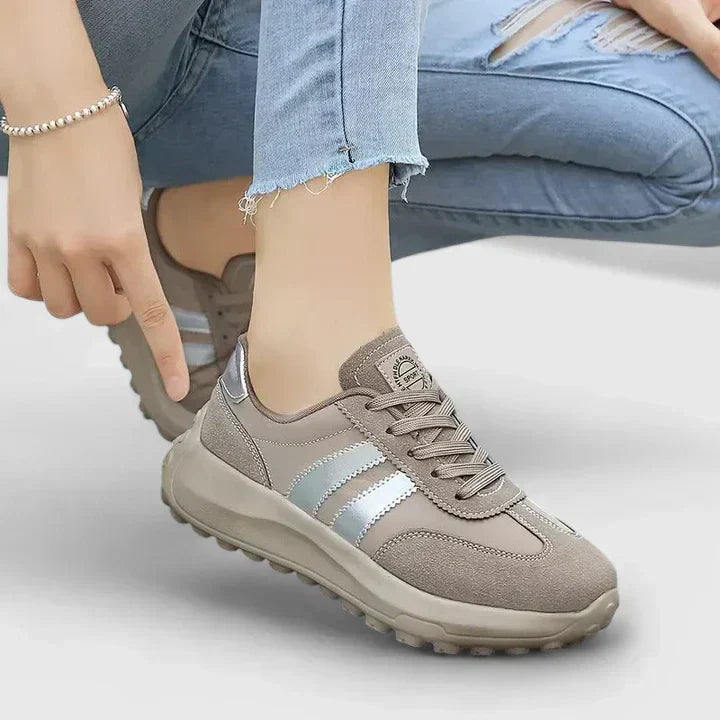 Zapatilla Ortopédica Gris con Acabado Brillante