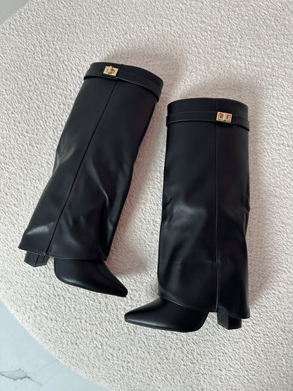 Bota Alta de Punta Fina con Hebilla