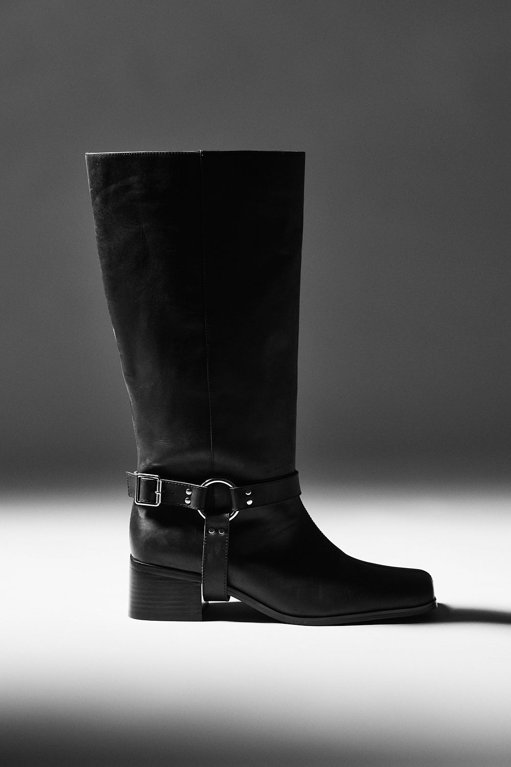 Bota con Arnés Negra