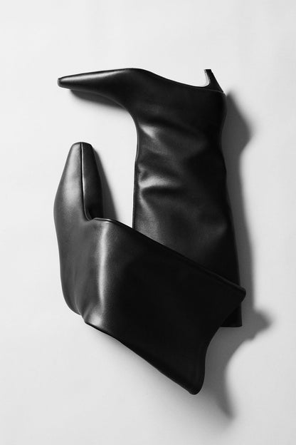 Bota de Punta Cuadrada con Tacón Bajo Negra