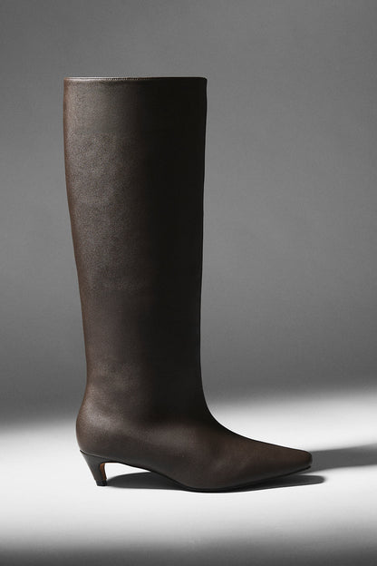 Bota de Punta Cuadrada con Tacón Bajo Café