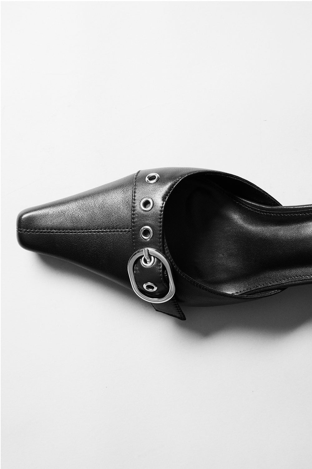 Zapato de Tacón con Puntera Cincelada Negro