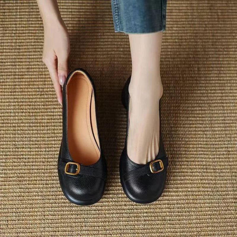 Zapato de Salón con Hebilla y Tacón Bajo Negro