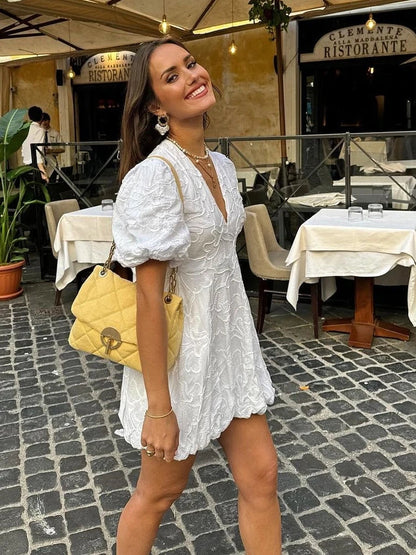 Vanesa | Vestido Corto Bordado con Mangas Abullonadas
