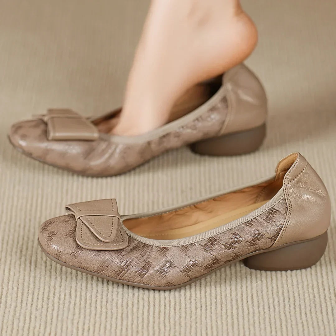 Zapato de Tacón Bajo con Adorno Frontal