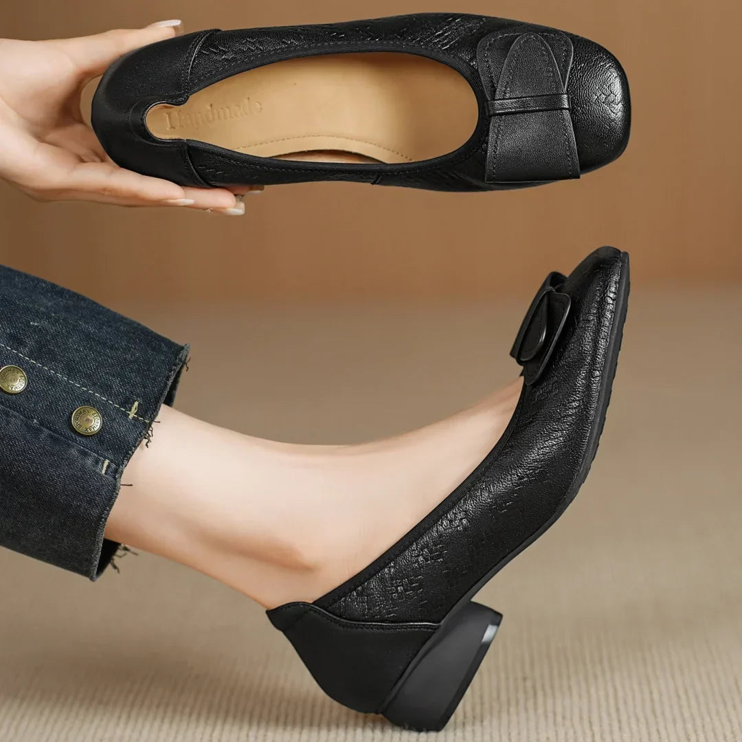 Zapato de Tacón Bajo con Adorno Frontal