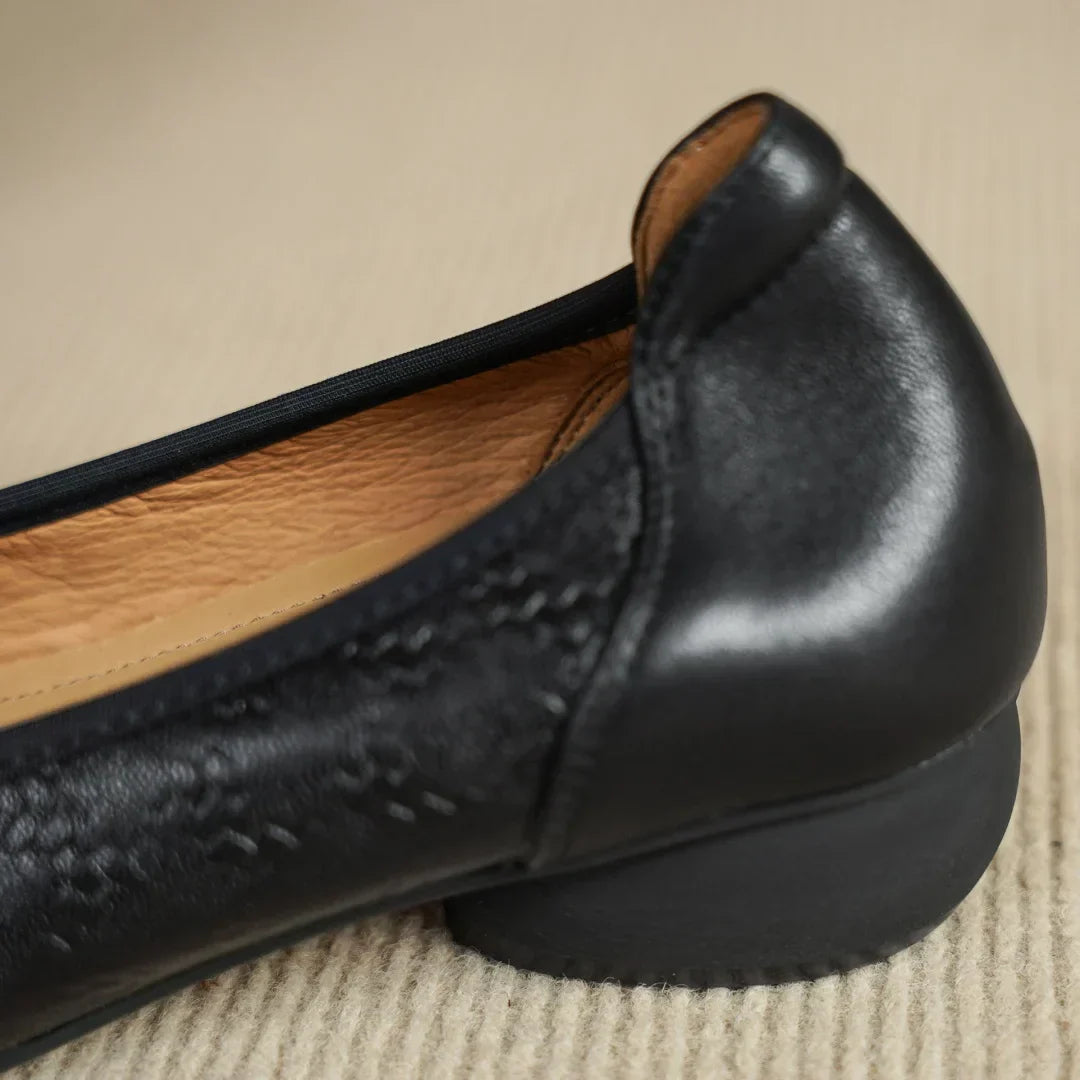 Zapato de Tacón Bajo con Adorno Frontal
