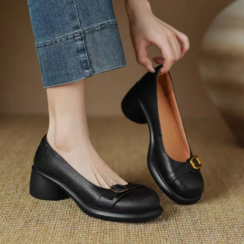 Zapato de Salón con Hebilla y Tacón Bajo Negro