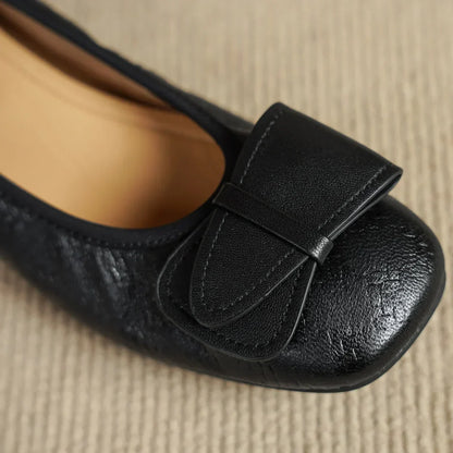 Zapato de Tacón Bajo con Adorno Frontal