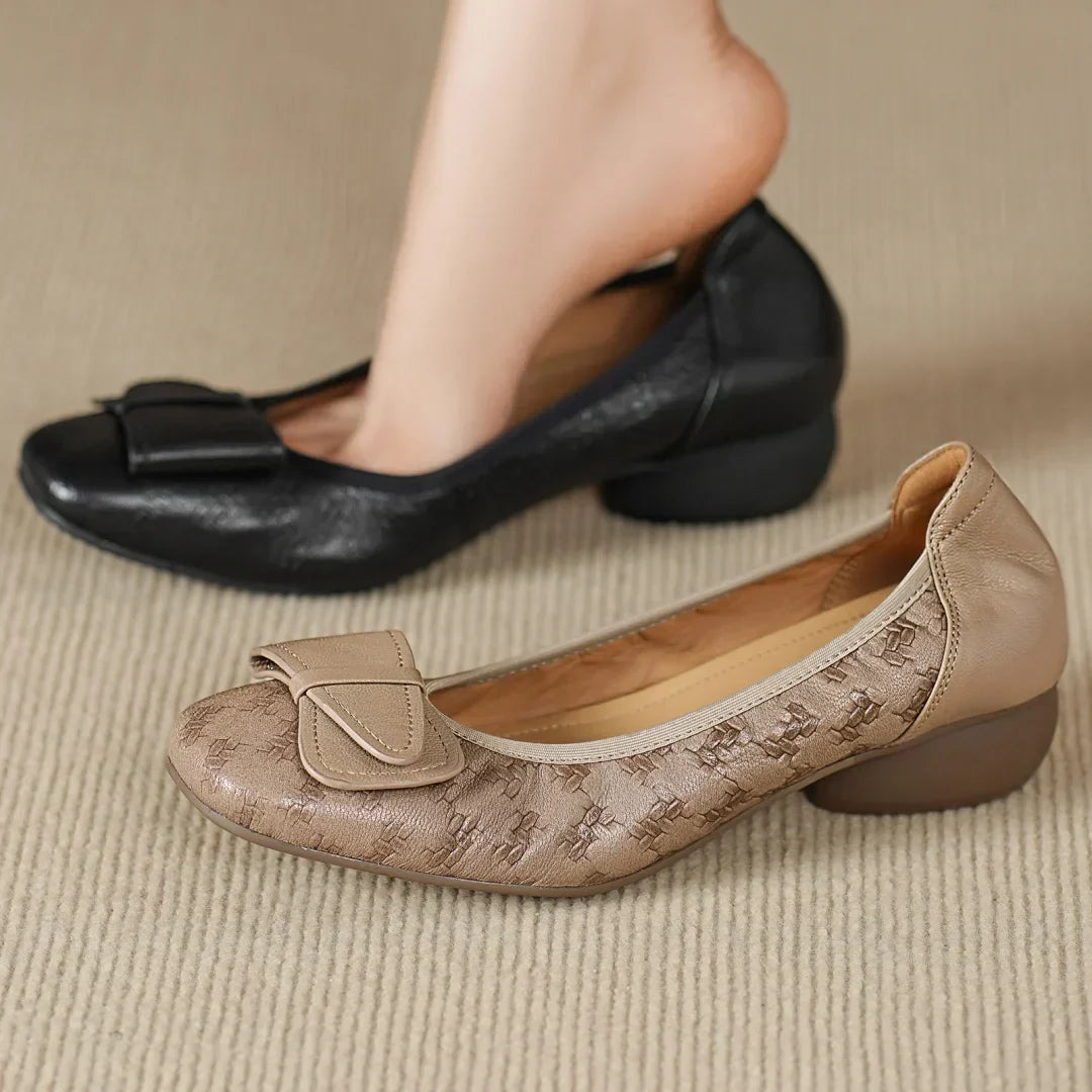 Zapato de Tacón Bajo con Adorno Frontal