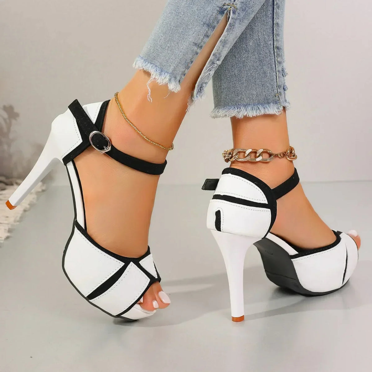 Zapato de Tacón Peep Toe de Piel con Pulsera