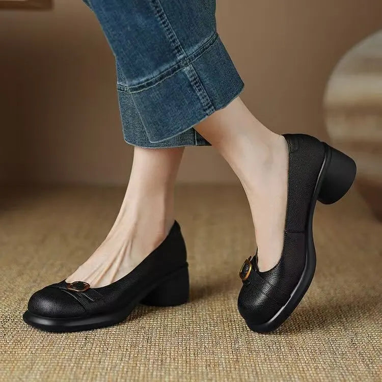 Zapato de Salón con Hebilla y Tacón Bajo Negro