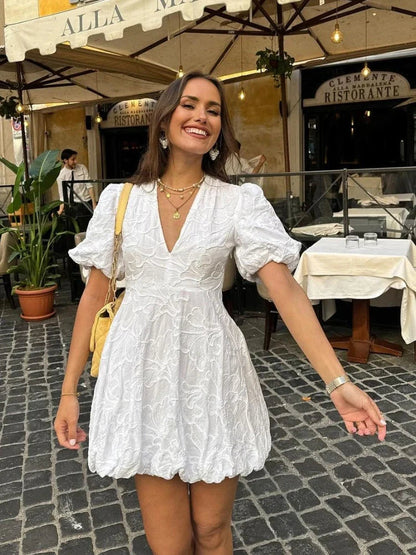 Vanesa | Vestido Corto Bordado con Mangas Abullonadas