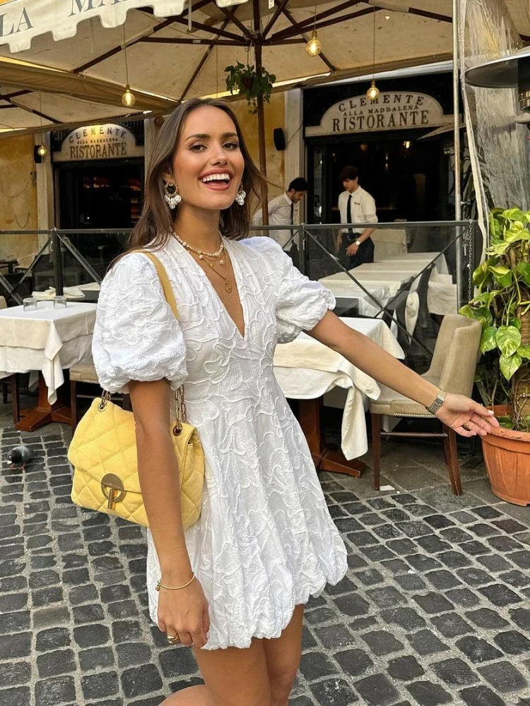 Vanesa | Vestido Corto Bordado con Mangas Abullonadas