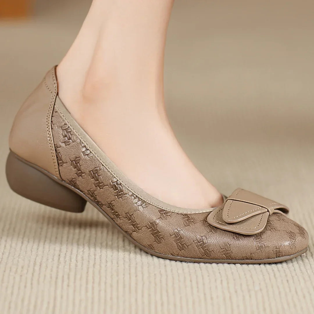 Zapato de Tacón Bajo con Adorno Frontal