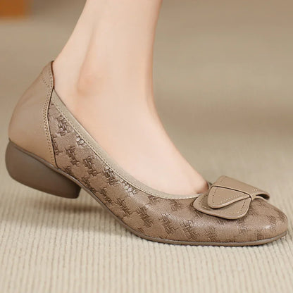 Zapato de Tacón Bajo con Adorno Frontal