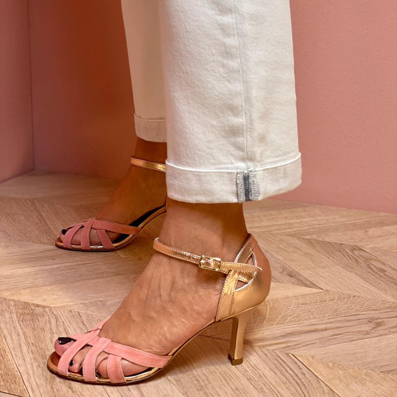 Zapato de Tacón Abierto Rosa con Detalles Dorados