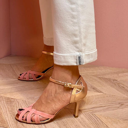Zapato de Tacón Abierto Rosa con Detalles Dorados