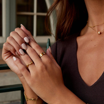 Anillo de banda de trébol de cristal dorado