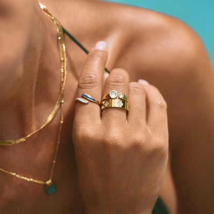Anillo de banda de trébol de cristal dorado