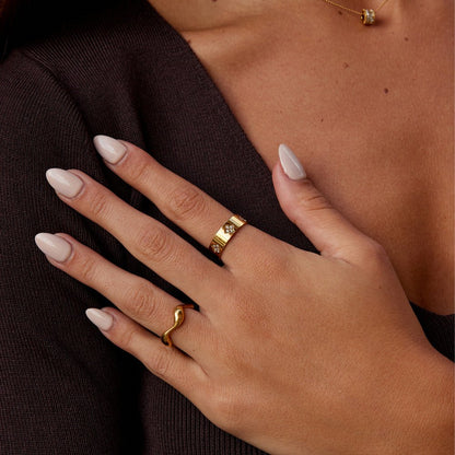 Anillo de banda de trébol de cristal dorado