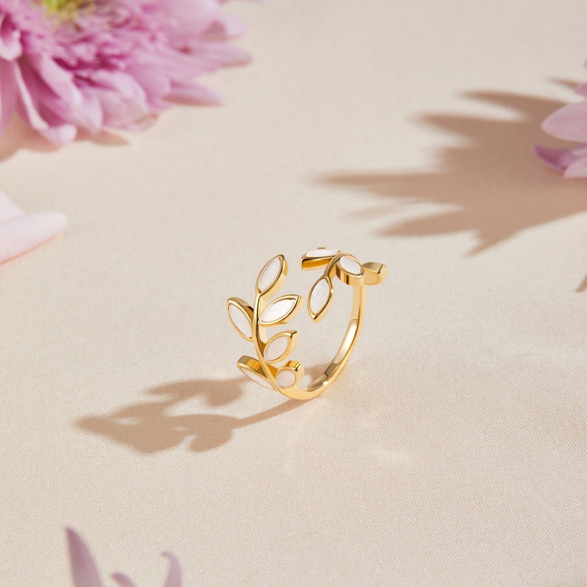Anillo de hoja de oro
