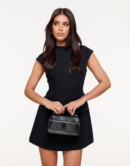 Alicia | Vestido Corto Minimalista con Manga Corta